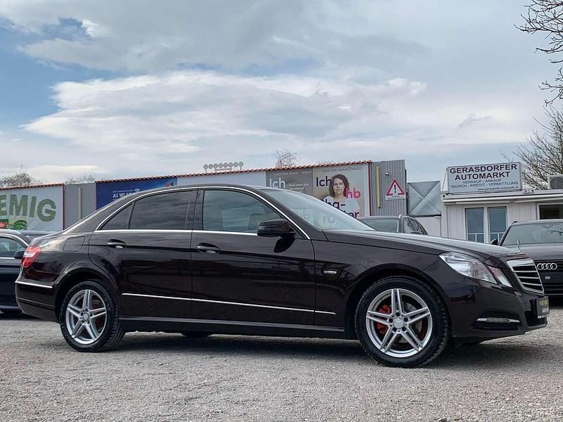 Braun Gebraucht 2011 Mercedes E220 Avantgarde Limousine | € 8.690 (Guter Preis) - Bild 1/4