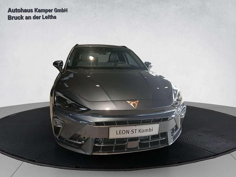 Neu Cupra Leon 150 PS (110 kW) 2025 Grau Limousine
