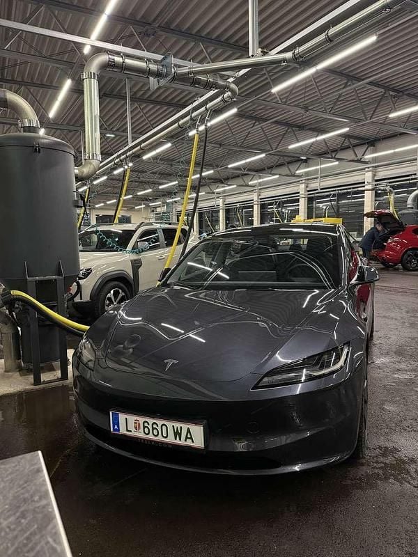 Gebraucht 2025 Tesla Model 3 Standard Range Limousine | € 36.000 (Fairer Preis) - Bild 1/4