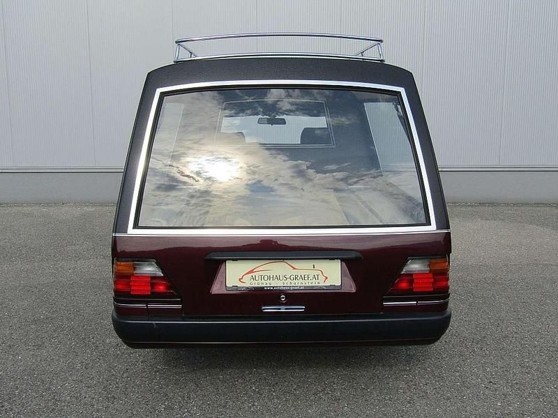 Gebraucht Mercedes E250 87 PS (63 kW) 1993 Violett Kombi