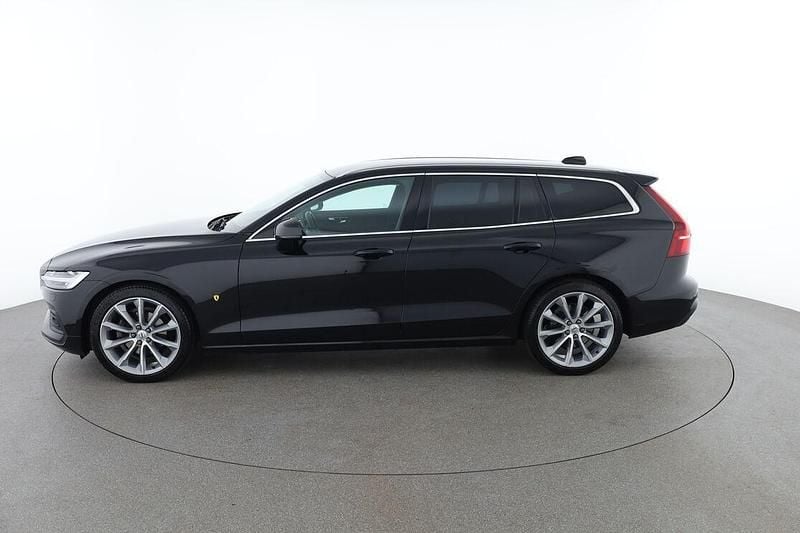 Gebraucht Volvo V60 Momentum 150 PS (110 kW) 2020 Schwarz Kombi