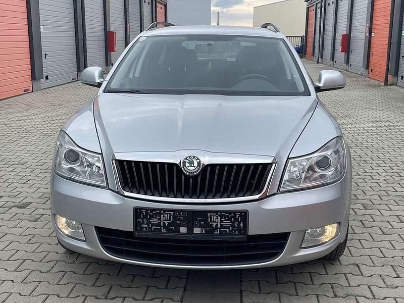Grau Gebraucht 2011 Skoda Octavia Ambiente Kombi | € 3.400 (Fairer Preis) - Bild 1/4