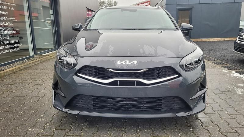 Neu Kia Ceed Sportswagon 140 PS (102 kW) 2025 Grau Kombi