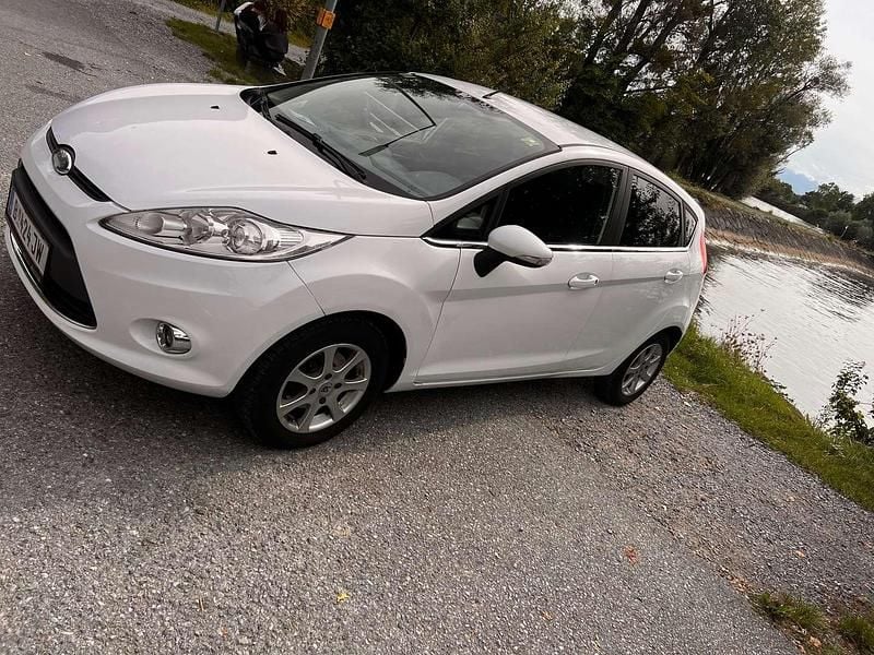 Weiß Gebraucht 2010 Ford Fiesta Titanium Kleinwagen | € 4.900 (Fairer Preis) - Bild 1/4