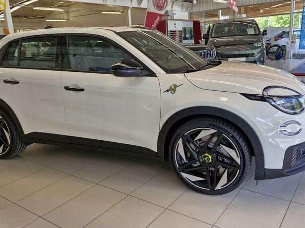 Neu Abarth 600e Turismo 175 kW (238 PS) 2025 Weiß SUV