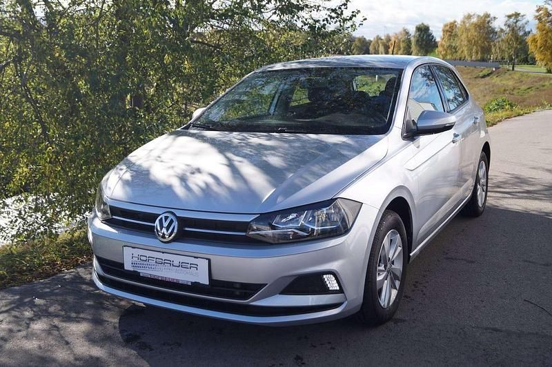 Silber Gebraucht 2020 VW Polo Comfortline Limousine | € 16.900 (Etwas zu teuer) - Bild 1/4