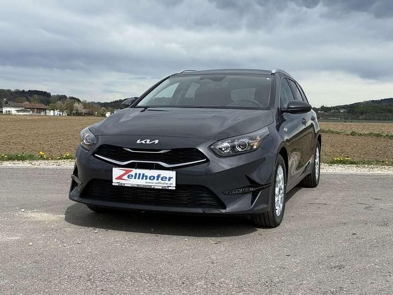 Neu Kia Ceed Sportswagon Silver 140 PS (102 kW) 2025 Grau Kombi