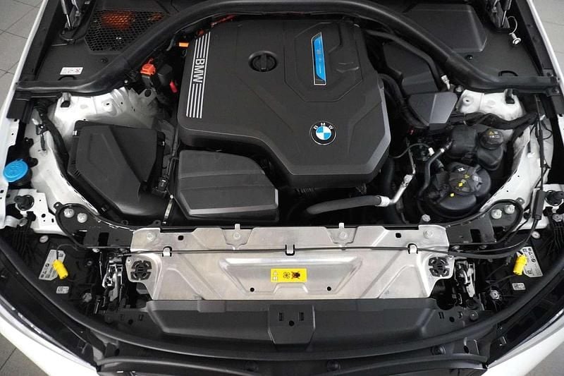 Gebraucht BMW 330e Efficient Dynamics 292 PS (214 kW) 2025 Weiß Limousine