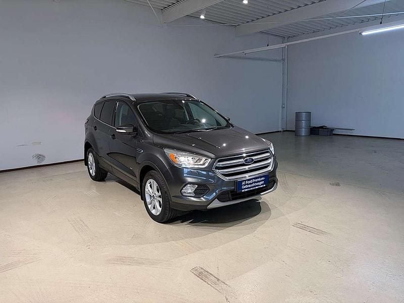 Grau Gebraucht 2017 Ford Kuga Titanium SUV | € 19.900 (Etwas zu teuer) - Bild 1/4