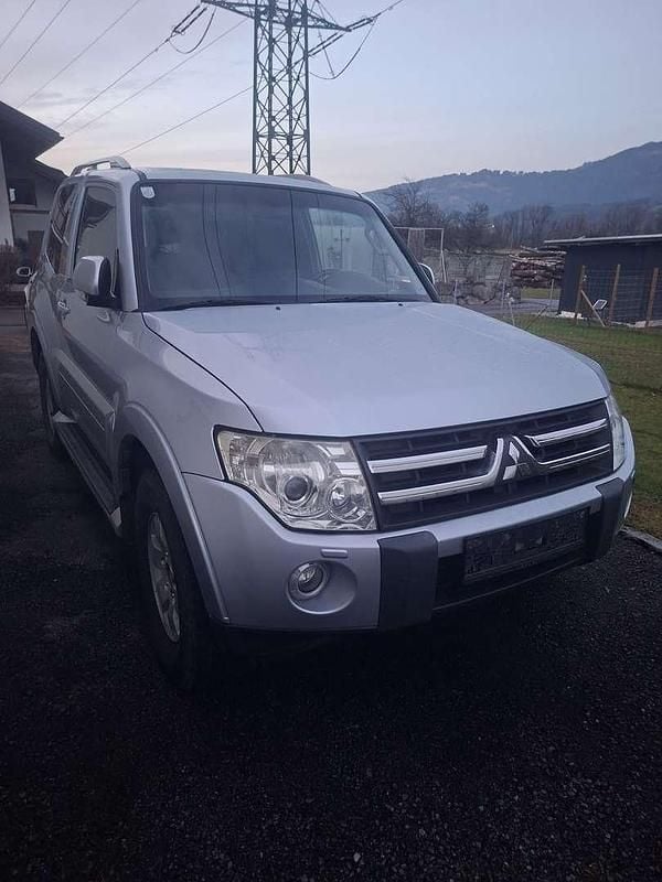 Silber Gebraucht 2007 Mitsubishi Pajero Intense SUV | € 12.000 - Bild 1/4