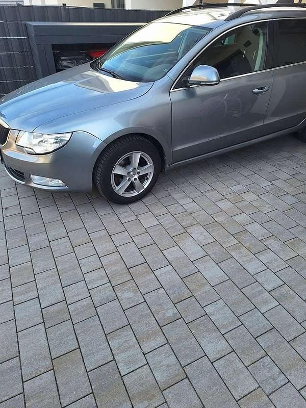 Gebraucht Skoda Superb Elegance 140 PS (102 kW) 2012 Grau Kombi