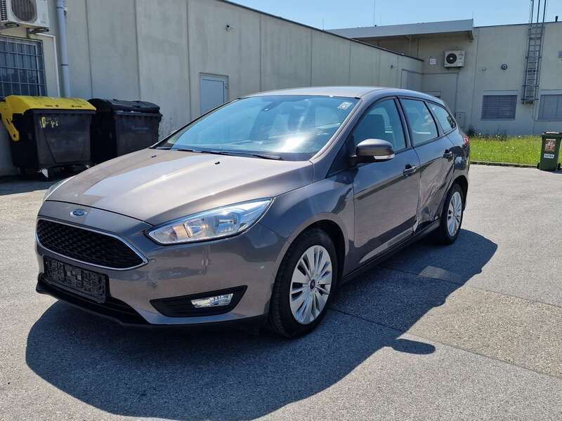 Grau Gebraucht 2015 Ford Focus Trend Kombi | € 4.200 - Bild 1/4
