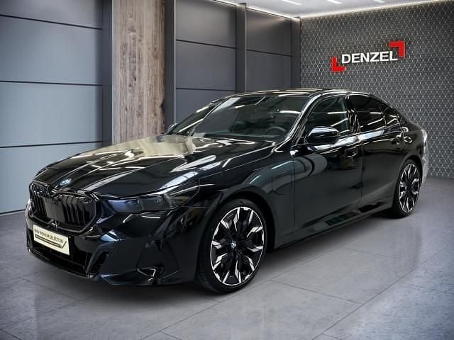Saphirschwarz metall Gebraucht 2025 BMW 550e Comfort Edition Limousine | € 83.990 (Superpreis) - Bild 1/4