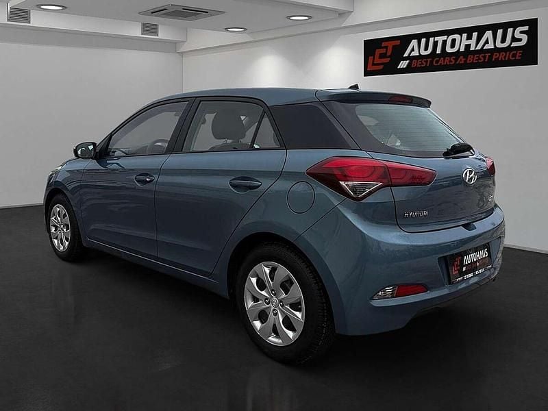 Gebraucht Hyundai i20 Life 84 PS (61 kW) 2015 Blau Limousine
