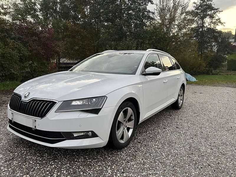 Weiß Gebraucht 2018 Skoda Superb LAURIN & KLEMENT Kombi | € 18.800 - Bild 1/4