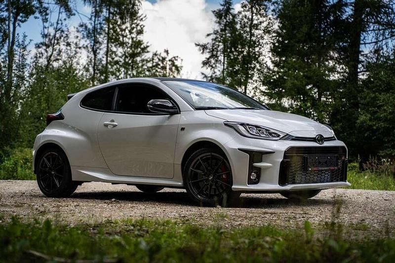 Weiß Gebraucht 2024 Toyota Yaris Limousine | € 47.600 (Teuer) - Bild 1/4