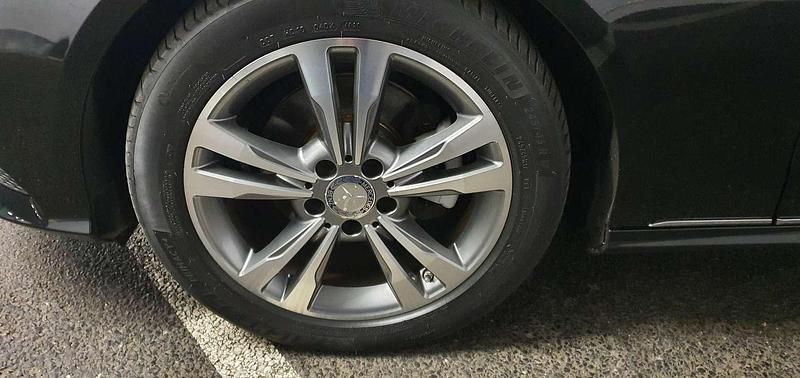 Gebraucht Mercedes E220 Avantgarde 170 PS (125 kW) 2015 Schwarz Limousine