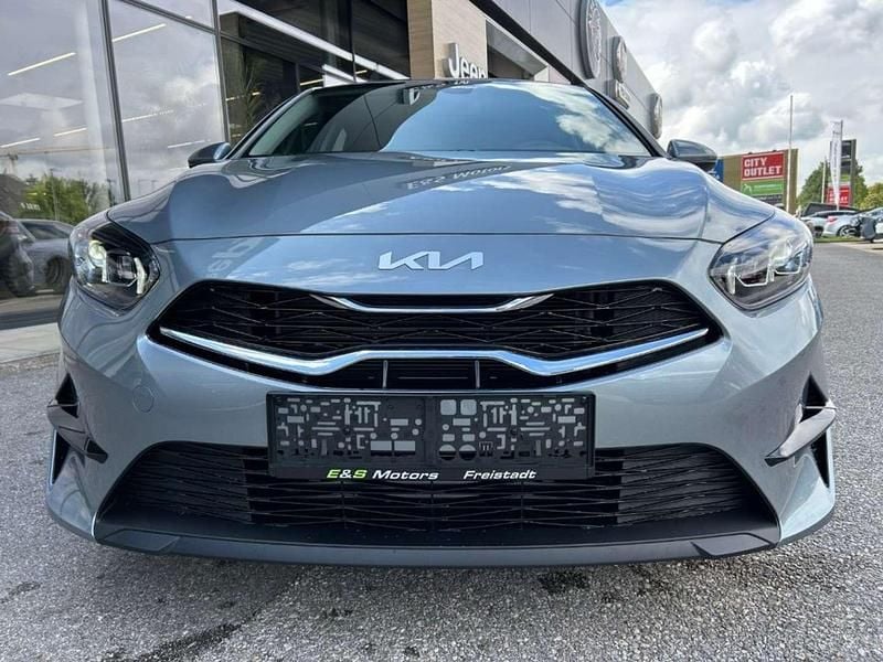 Neu Kia Ceed Silver 99 PS (72 kW) 2025 Silber Kleinwagen