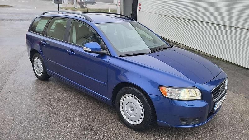 Blau Gebraucht 2010 Volvo V50 Momentum Kombi | € 3.900 - Bild 1/4