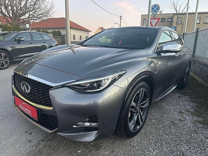 Gebraucht Infiniti Q30 Sport Tech 170 PS (125 kW) 2016 Grau Limousine