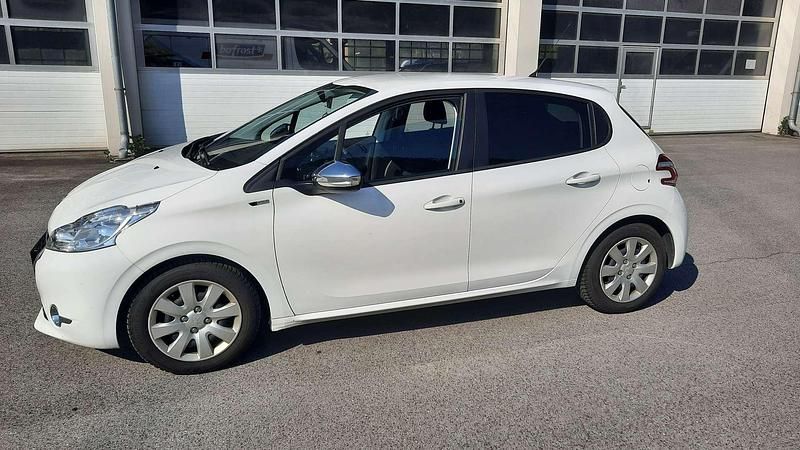Weiß Gebraucht 2015 Peugeot 208 Active Kleinwagen | € 3.350 (Guter Preis) - Bild 1/4