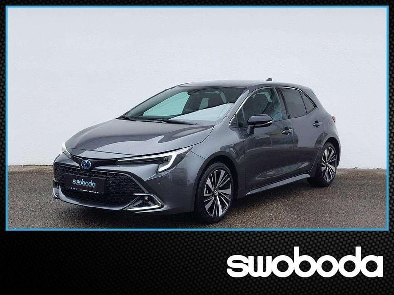 Ash grey grau Gebraucht 2025 Toyota Corolla Active Limousine | € 27.980 (Etwas zu teuer) - Bild 1/4