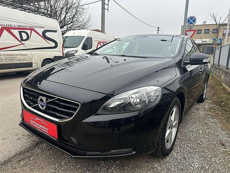 Gebraucht Volvo V40 Momentum 120 PS (88 kW) 2015 Schwarz Limousine