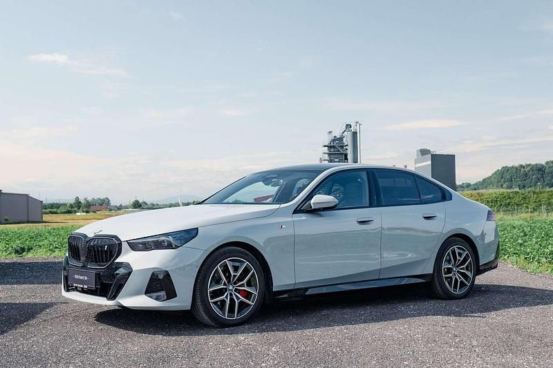 Grau Gebraucht 2024 BMW i5 M Sport Limousine | € 52.990 - Bild 1/4