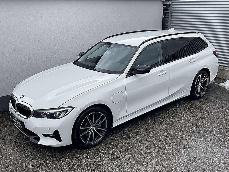 Gebraucht BMW 330e Sport Line 184 PS (135 kW) 2021 Weiß Kombi