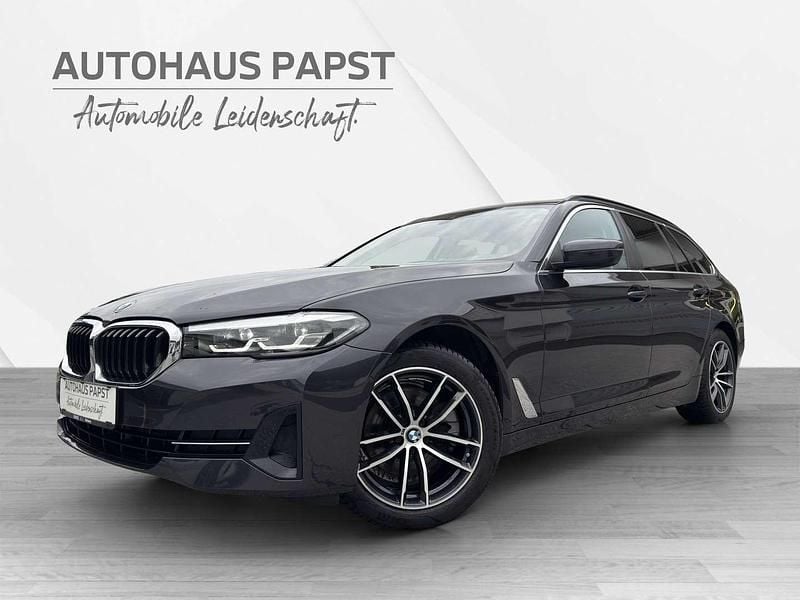 Grau Gebraucht 2022 BMW 520 Sport Line Kombi | € 36.972 (Fairer Preis) - Bild 1/4