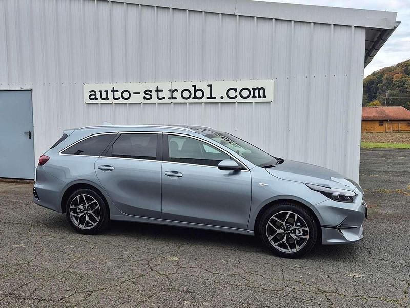 Neu Kia Ceed Sportswagon Silver 140 PS (102 kW) 2025 Grau Kombi