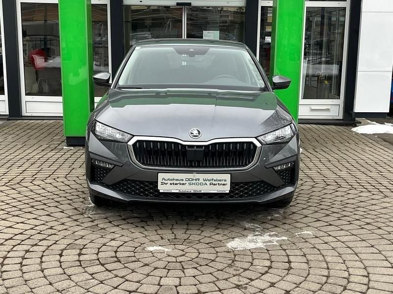 Neu Skoda Scala Essence 95 PS (69 kW) 2025 Dunkelgrau  metallicperleffekt Kleinwagen