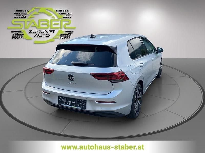 Gebraucht VW Golf VIII Life 110 PS (80 kW) 2024 Silber  metallic Limousine