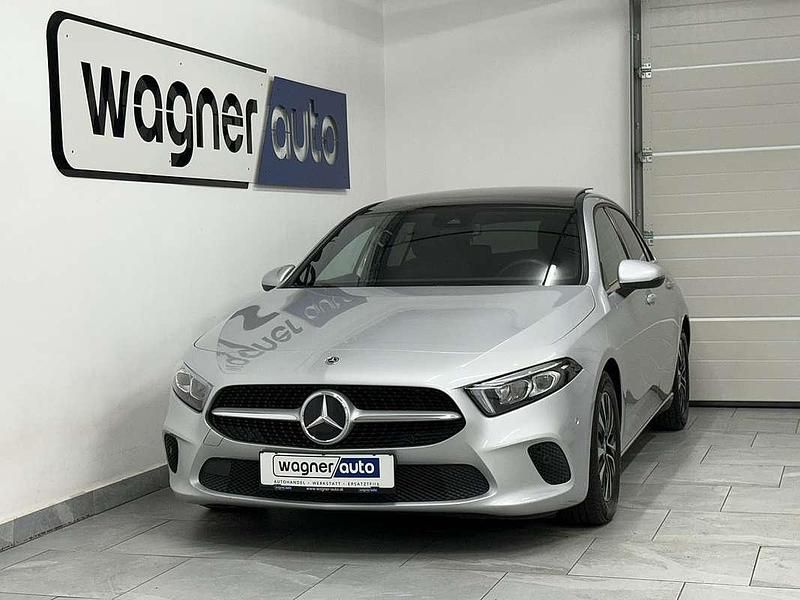 Silber Gebraucht 2021 Mercedes A200 Advantage Limousine | € 19.900 - Bild 1/4