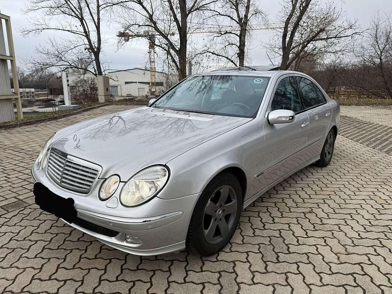 Silber Gebraucht 2003 Mercedes E220 Avantgarde Limousine | € 6.900 (Fairer Preis) - Bild 1/4