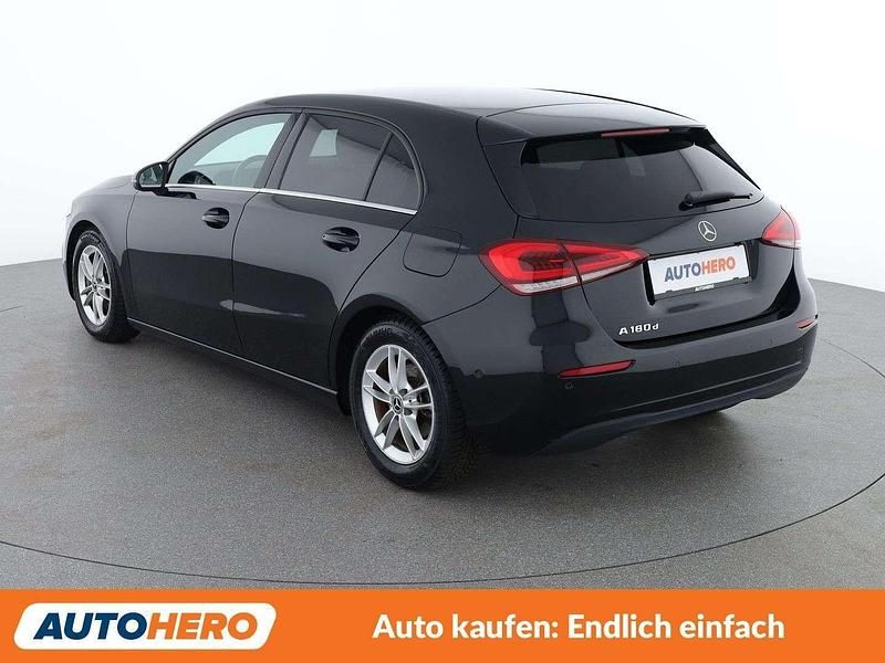 Gebraucht Mercedes A180 116 PS (85 kW) 2018 Schwarz Kleinwagen