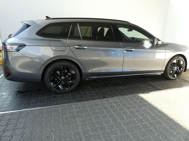 Gebraucht VW Passat R-line 150 PS (110 kW) 2025 Grau Kombi