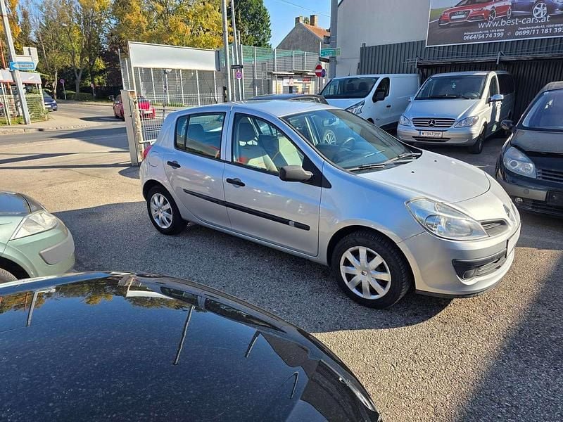 Grau Gebraucht 2007 Renault Clio II Expression Kleinwagen | € 2.295 (Guter Preis) - Bild 1/4