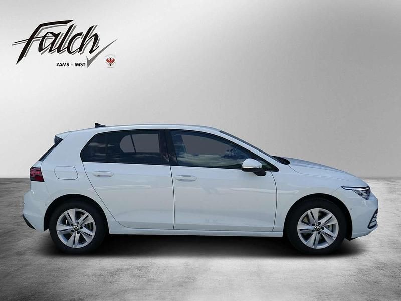 Gebraucht VW Golf VIII Life 150 PS (110 kW) 2024 Weiß Limousine
