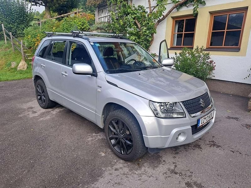 Silber Gebraucht 2011 Suzuki Grand Vitara SUV | € 14.500 - Bild 1/4
