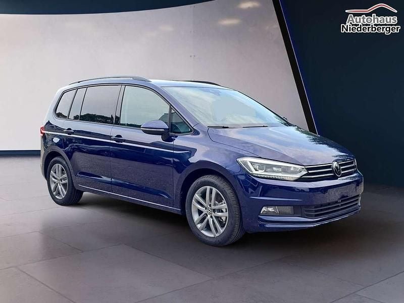 Neu VW Touran Comfortline 150 PS (110 kW) 2025 Blau Van / Kleinbus