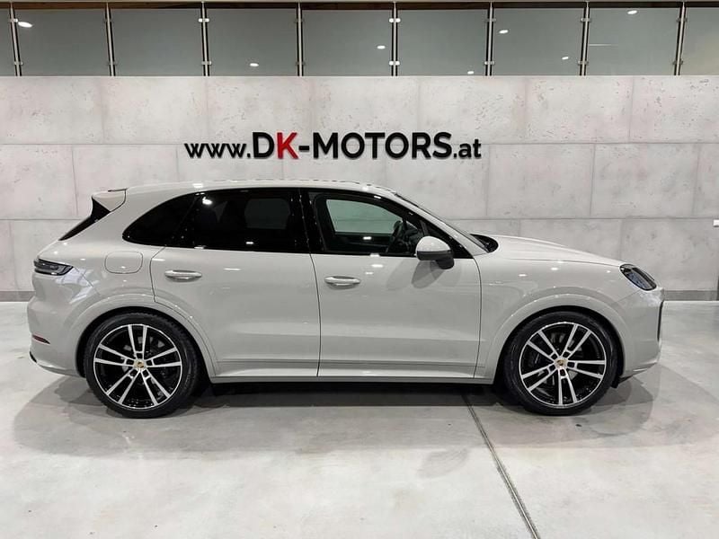 Grau Gebraucht 2023 Porsche Cayenne SUV | € 107.990 (Teuer) - Bild 1/4