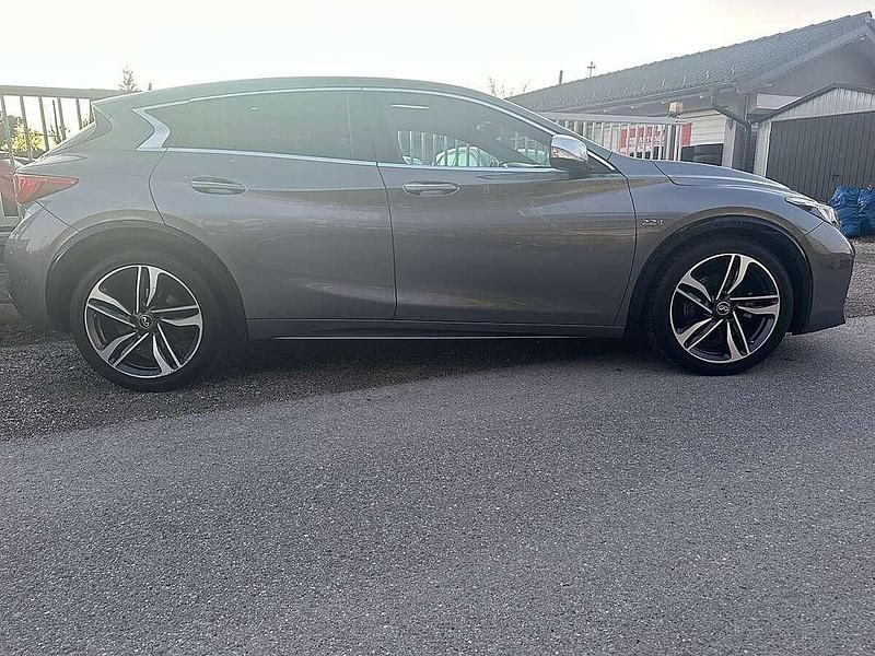 Gebraucht Infiniti Q30 Sport Tech 170 PS (125 kW) 2016 Grau Limousine