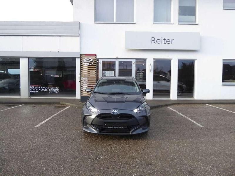 Grau Gebraucht 2020 Toyota Yaris Hybrid Active Kleinwagen | € 14.990 (Fairer Preis) - Bild 1/4