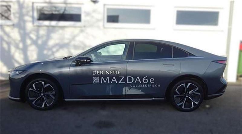 Neu Mazda 6e Takumi-Line 189 kW (258 PS) 2025 Grau Limousine