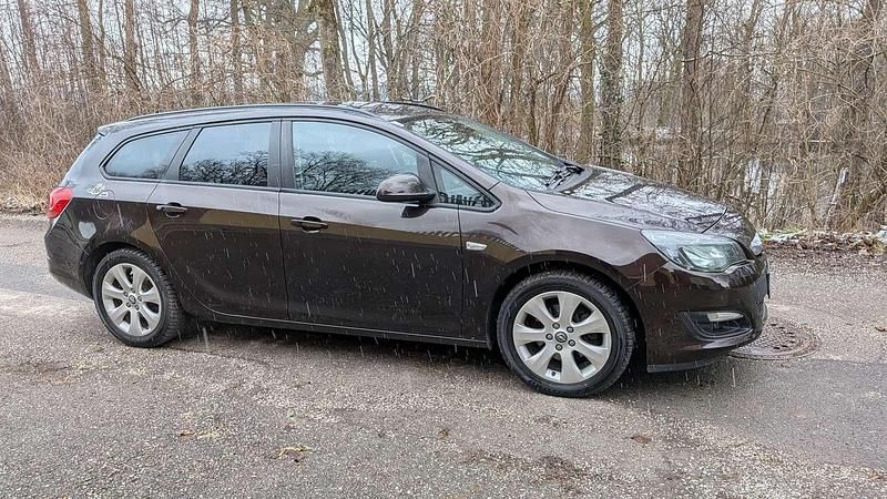Gebraucht Opel Astra Edition 110 PS (80 kW) 2014 Braun Kombi