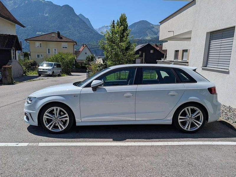 Weiß Gebraucht 2013 Audi A3 Sportback Sport Kleinwagen | € 12.500 (Guter Preis) - Bild 1/4