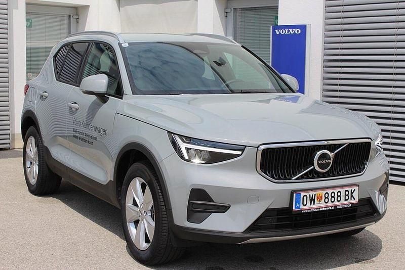 Neu Volvo XC40 163 PS (119 kW) 2025 Grau SUV