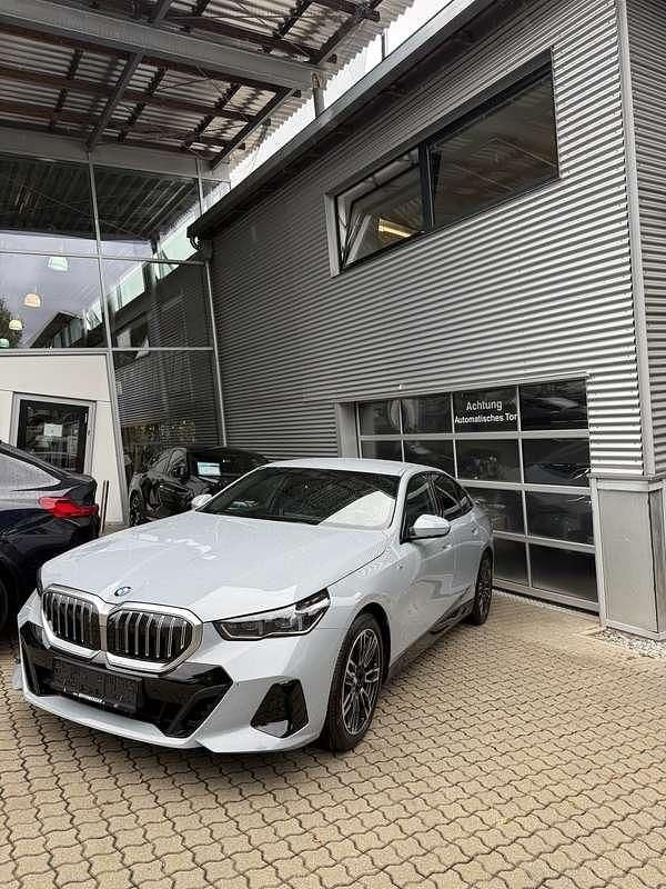 Gebraucht BMW 520 M Sport 208 PS (152 kW) 2024 Grau Limousine