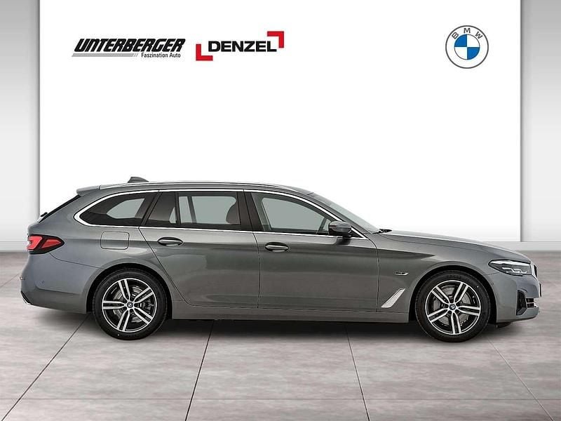 Gebraucht BMW 530e Sport Line 292 PS (214 kW) 2023 Skyscraper grau Kombi